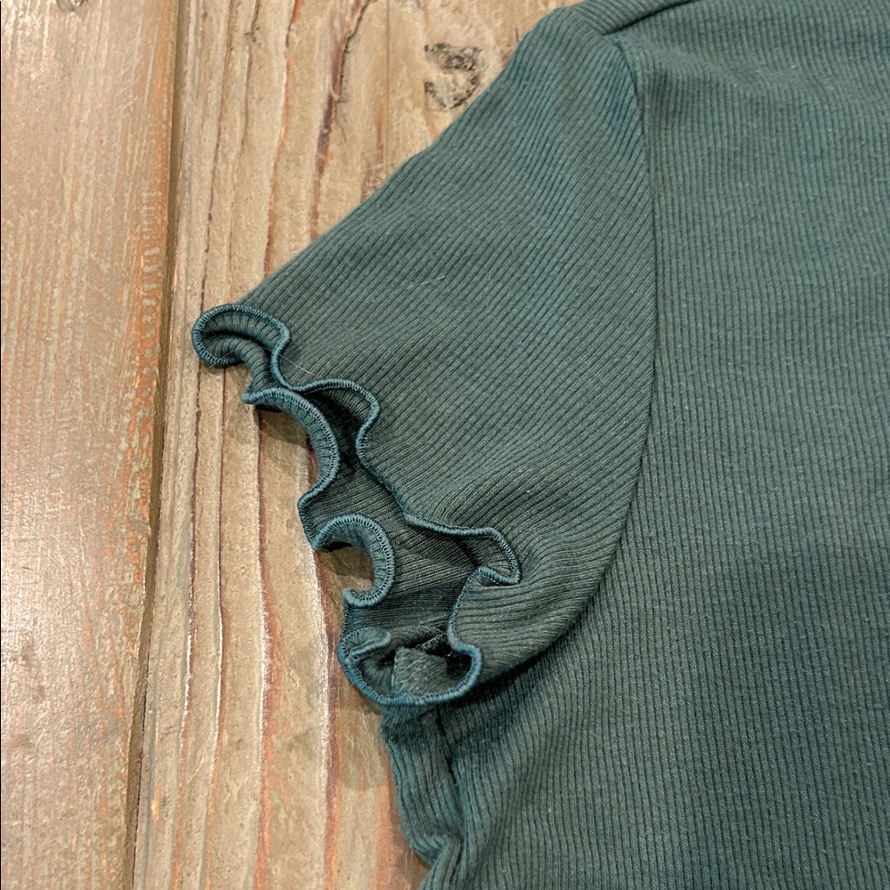 Old Navy Green Ruffle Sleeve Kids Tee - Picture 3 of 4